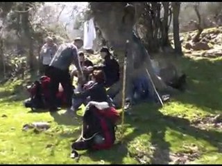 Dumanlı dağ eteklerinde Mola Su Uçuran şelale