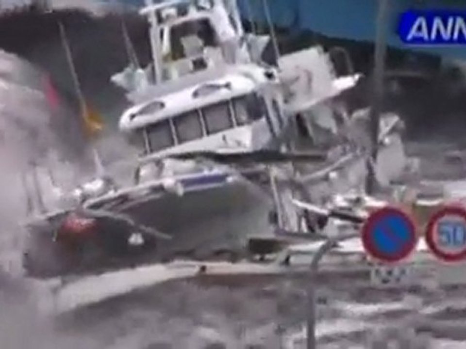 Japan Tsunami Exclusive Video - Water Entering The City