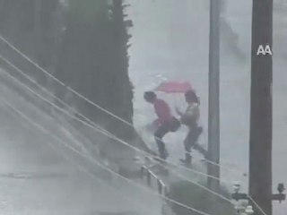 YAĞMUR GELİYOR