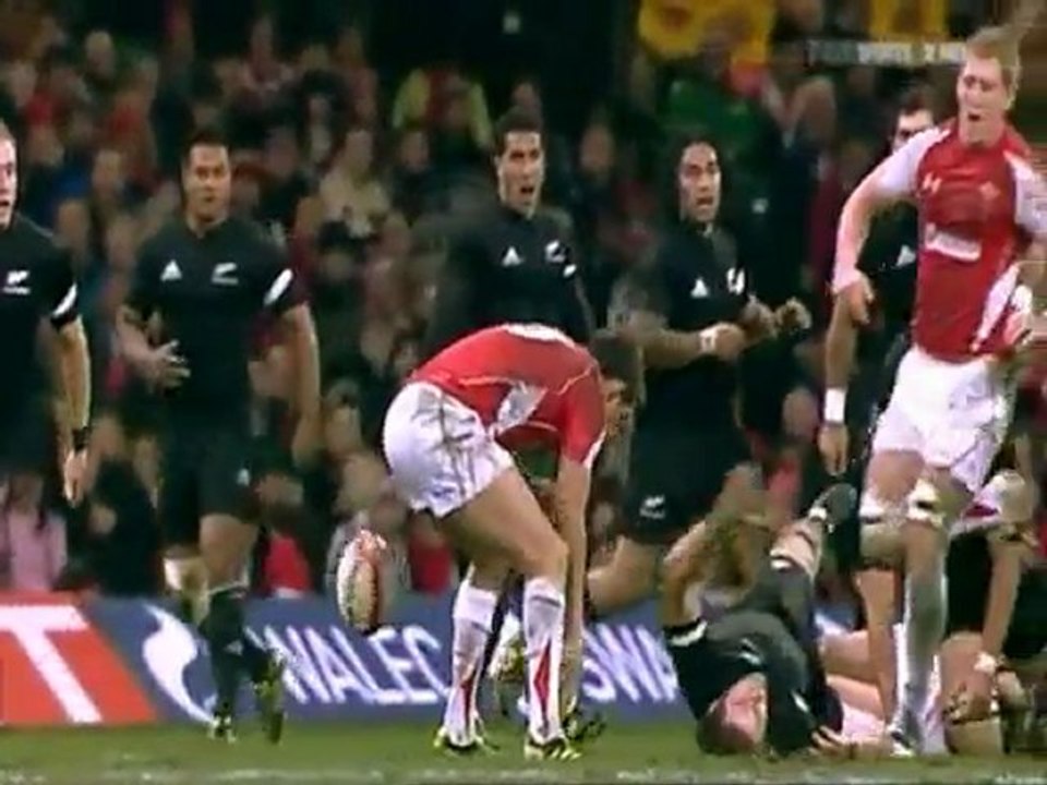 Powell cravate Richie McCaw