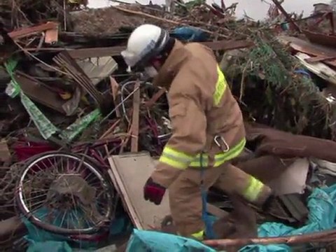 Arabic-Web-Tsunami wipes out half of Japanese town
