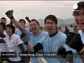 Download Video: A Hong Kong, on tire les avions à mains nues - no comment