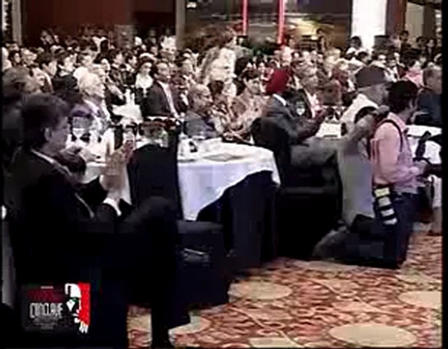 Full Video - SRK flashes abs at India Today Conclave 2011