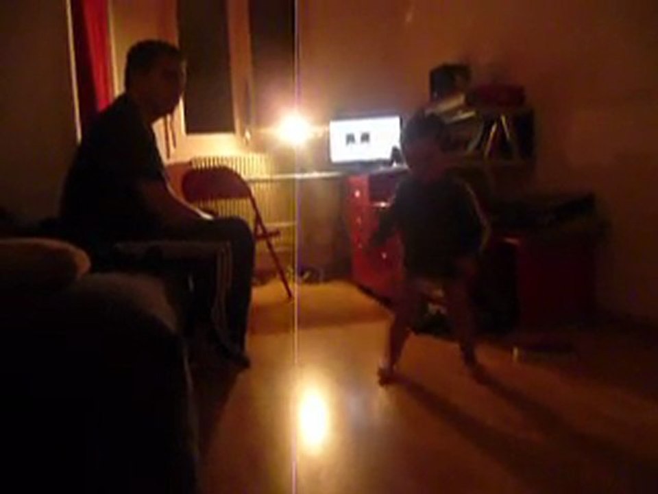 bebe de 2 ans qui danse !!