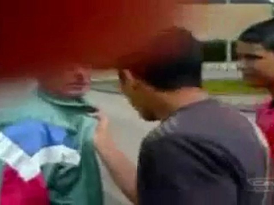 2 jeunes racailles s'en prennent lâchement à un" vieux"