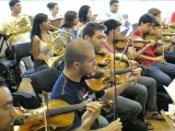 Jóvenes reciben clases de música clásica y coro en una favela