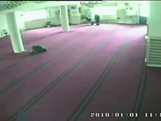 -www.mp3quran.tkتسجيل كاميرا المسجد، مات ساجد يوم الجمعة