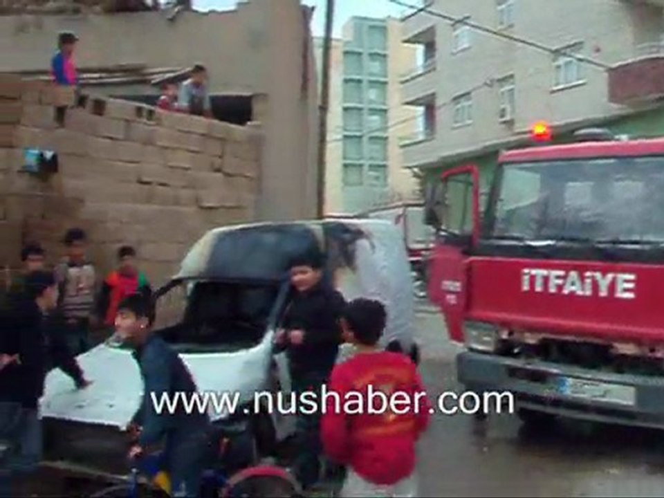NUSAYBİN DE ÇOCUKLAR BİR ARACI YAKTI