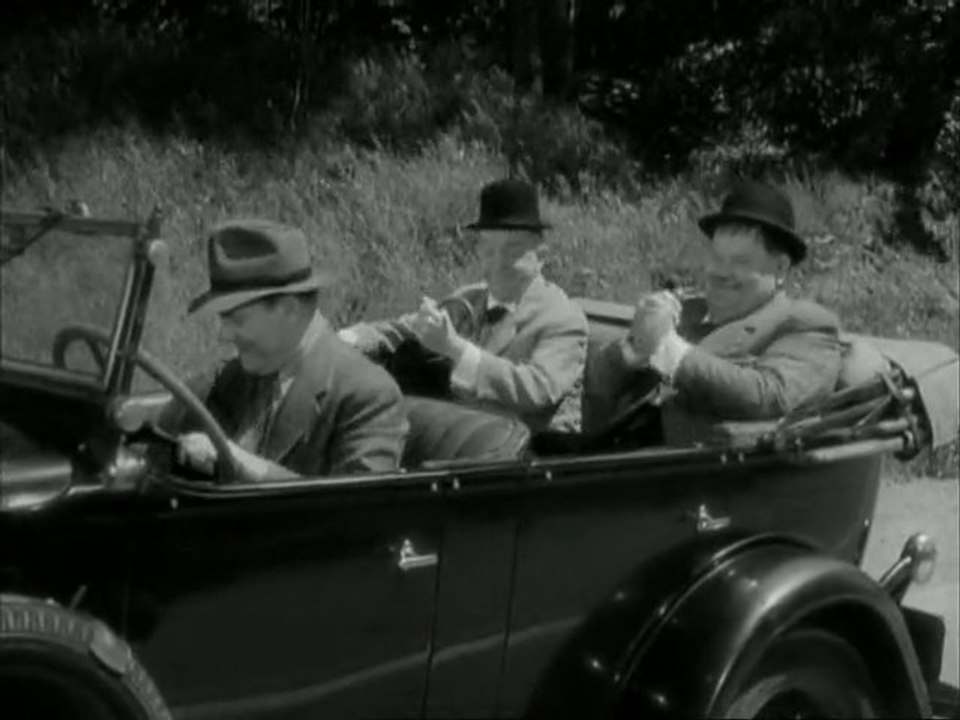 Laurel et Hardy  auto-stoppeurs