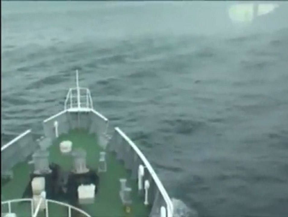 Les garde-côtes japonais croisent le tsunami en pleine mer