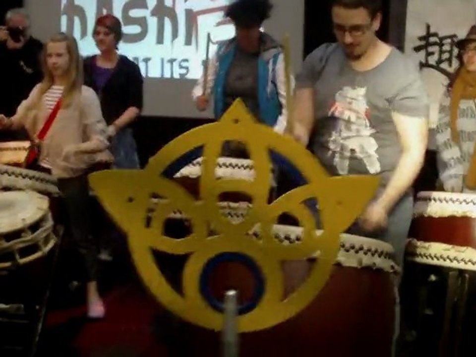 Valls y Machinant David s'essaye au TAIKO à la Made in Asia 2011