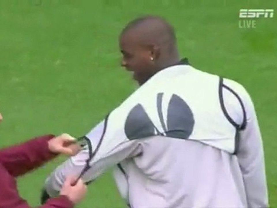 mario balotelli a un probleme avec son chasuble