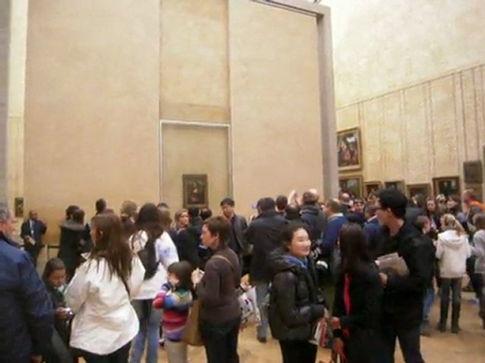 Sourires devant la Joconde au Louvre