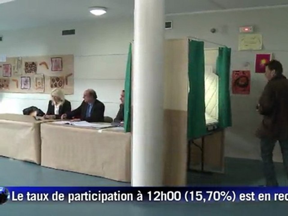 Cantonales: François Fillon a voté à Solesmes