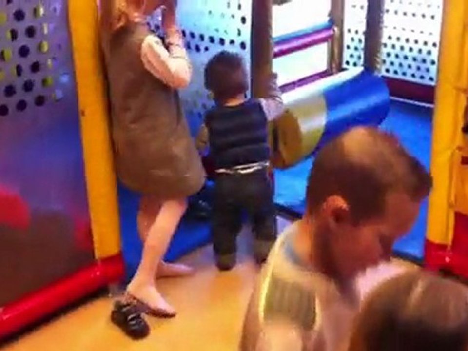 Un train, des jeux et des ballons