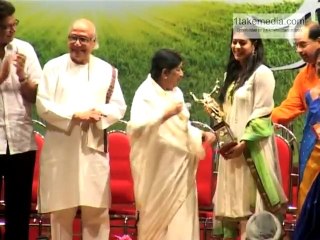 Kajol Asks For Blessings - Bollywood News