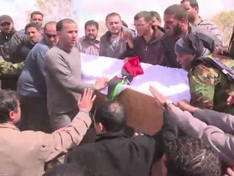 Libye: les rebelles enterrent leurs morts à Benghazi