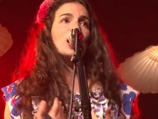 YAEL NAIM COMME À LA MAISON SUR LA SCÈNE DU FESTIVAL CHORUS