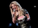 SHAKIRA BAVULUNU TOPLUYOR