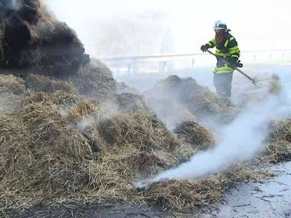 Camion de paille en feu à Montigny-sur-Meuse