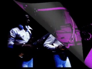 AUM - Regard à travers la folie