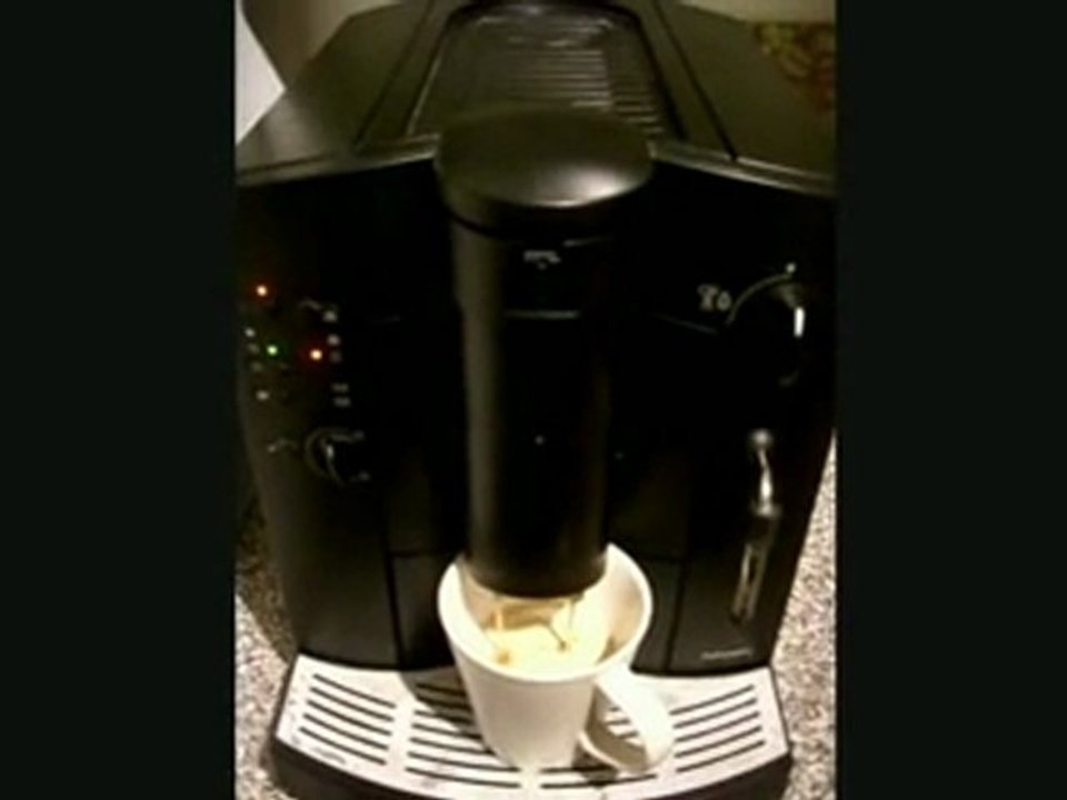 AEG CaFamosa Kaffeevollautomat in Aktion