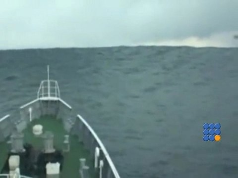 japon un bateau passe le tsunami - A boat passes the tsunami