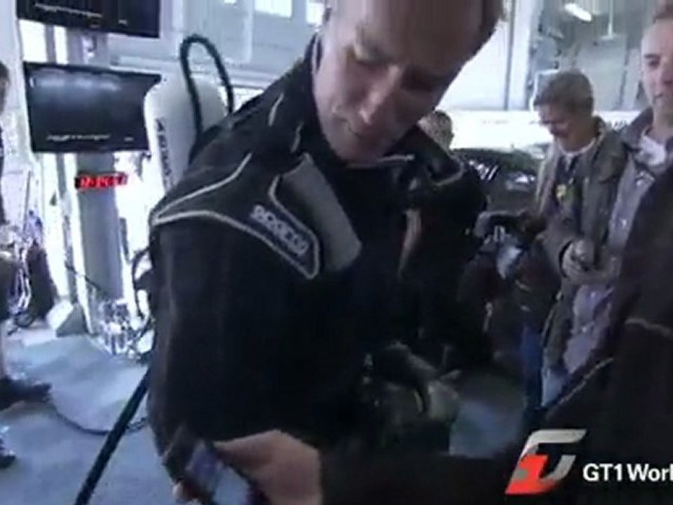 gt1 life andygreen does a pit stop