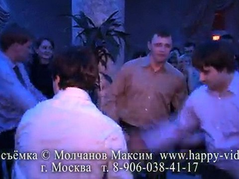 Танцевальный батл друзей жениха на свадьбе - КРУТО