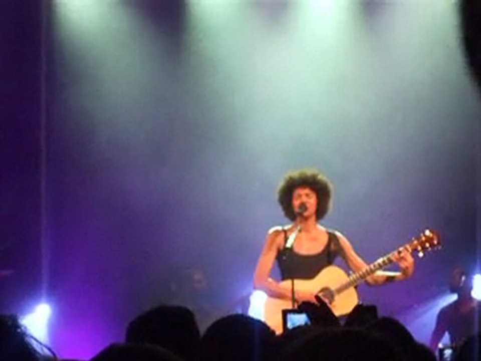 down on my knees    AYO LIVE PARIS 21/03/2011