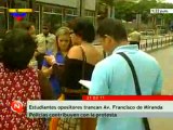 Jóvenes opositores deciden acampar en la av. Fco. de Miranda y trancan tránsito en esa vía