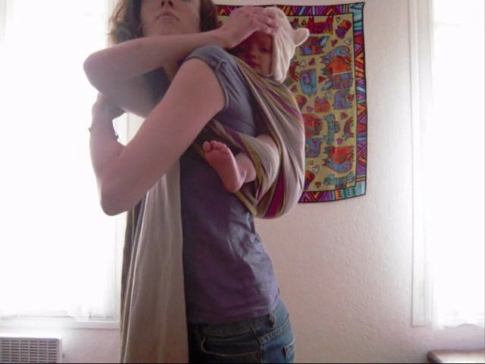 Mettre un bonnet à son bébé en portage dos