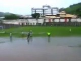 0139 - Un match de foot continue malgré un terrain inondé