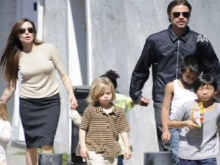 ANGELİNA AİLESİ YOLLARDA