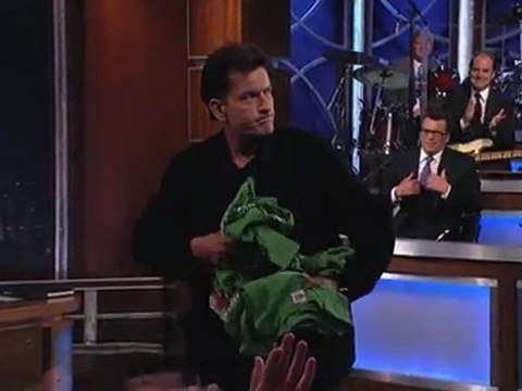 Charlie Sheen embrasse sur la bouche Jimmy Kimmer [Buzz US]