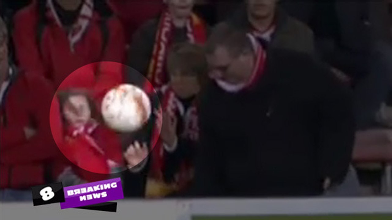 Une fillette se prend le ballon dans la tête !