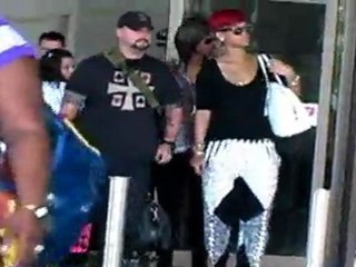 Rihanna Advised to Cancel US Tour