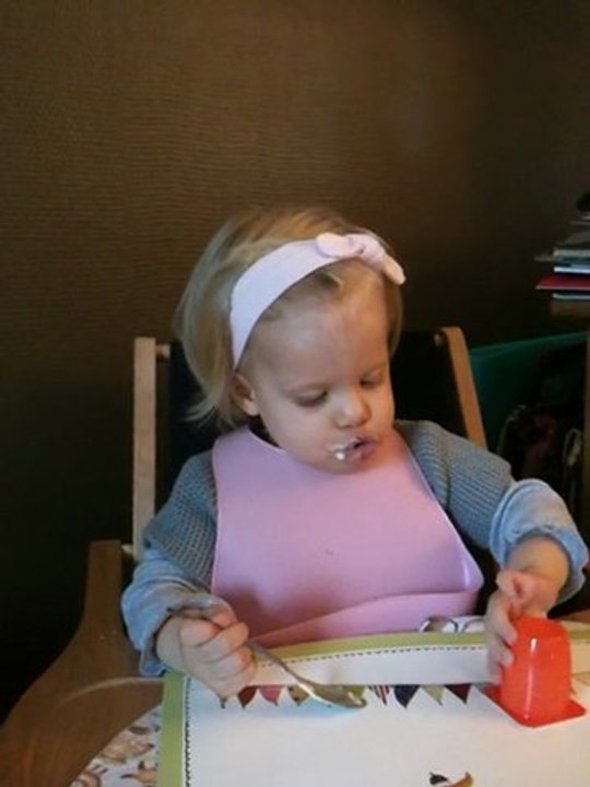 Margaux mange son petit-suisse