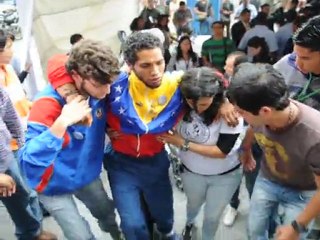 Joven en huelga de hambre en Venezuela se cose la boca