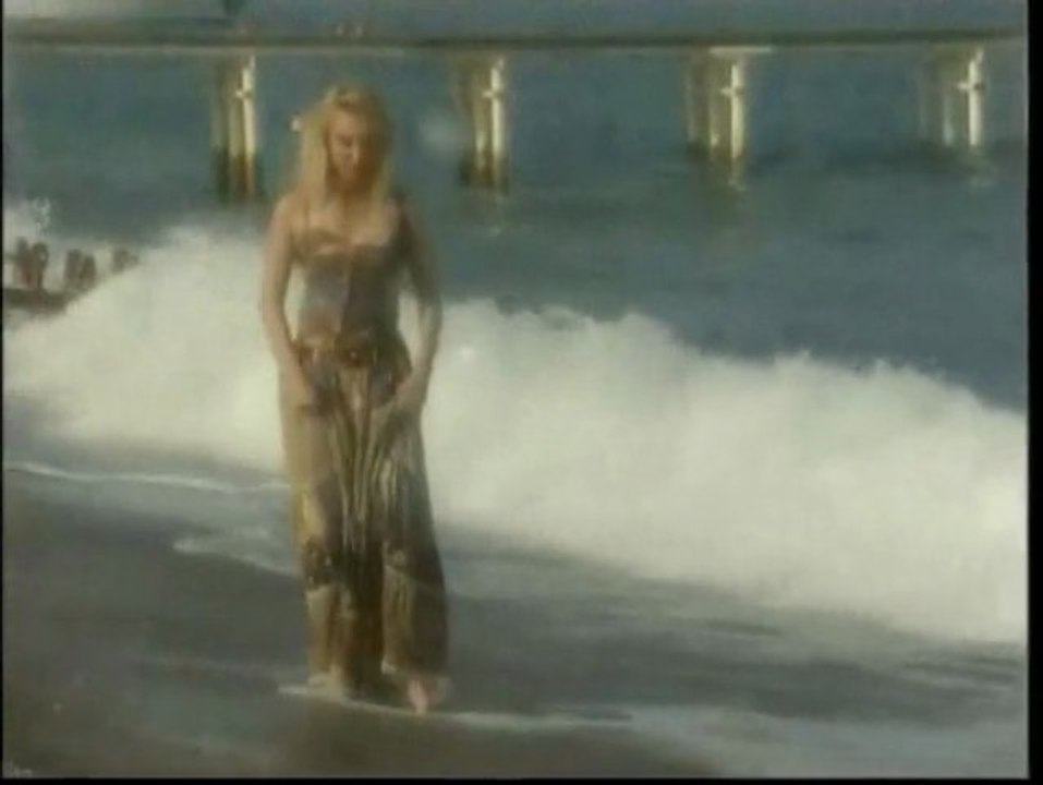 Güllü - OYUNCAK GIBI video klip HQ süper slow