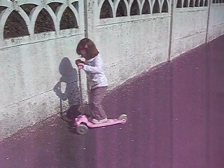 zoé fait de la trotinette