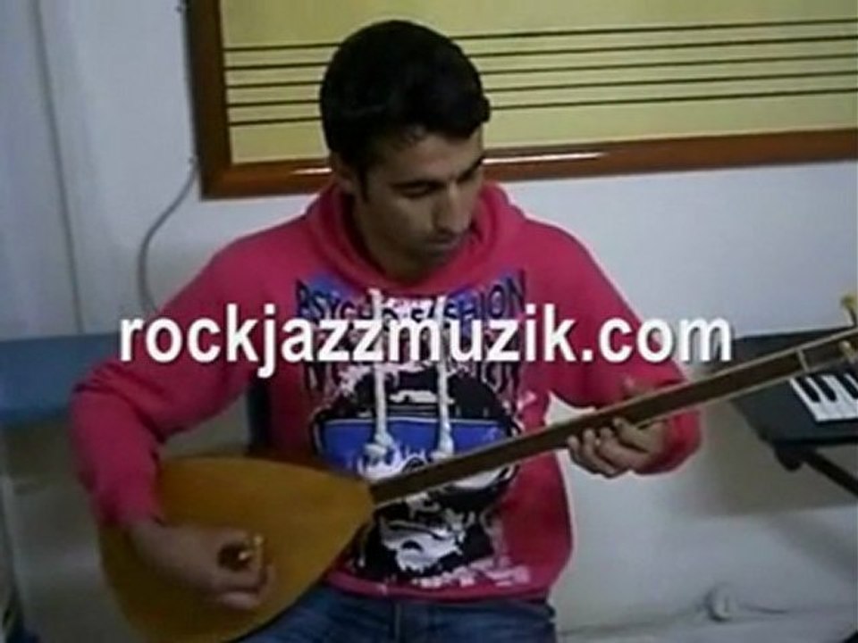 5 aydır eğitime katılan uzun sap saz öğrencisi