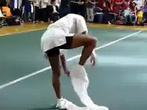 0141 - Il perd son pantalon en plein spectacle