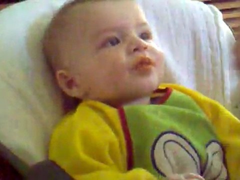 Evan mange ses premiers petits pots