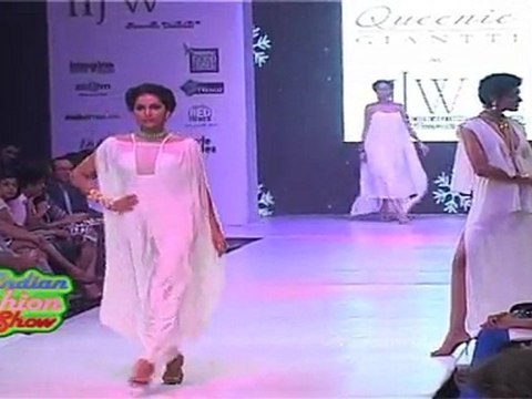 HOT JEWELLERY ON HOT MODELS AT IIJW 2010