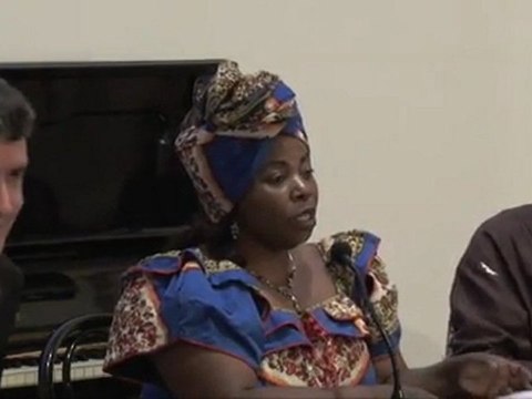 Katirisa Kahindo coordinatrice associazione società civile congolese in Italia durante il forum 'Madre Africa' del 24 maggio 2009 (1 di 2)