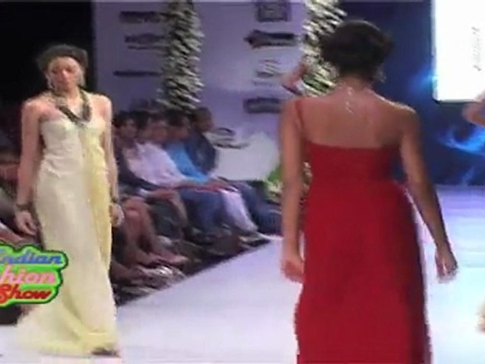 HOTJEWELLERY ON HOT MODELS AT IIJW 2010 02