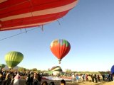 Globos sobrevuelan pirámides de Teotihuacan en México