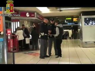 Télécharger la video: Roma - Controlli della polizia nella metro