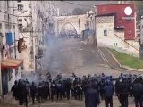 Cezayir'de polisle göstericiler çatıştı